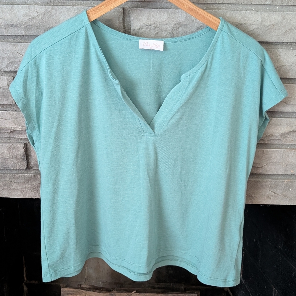 Pink Lily Green Split-Neck Short Sleeve Tee Size Small